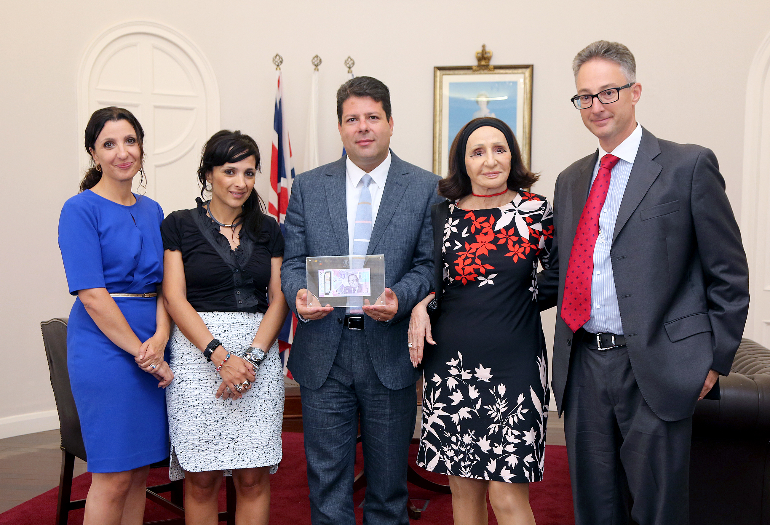 Chief Minister, Fabian Picardo, and Financial Secretary, Albert Mena show the new banknote (serial number C000001) to Lady Marcelle Hassan, Marlene Hassan-Nahon and Fleur Hassan- Nahoum.