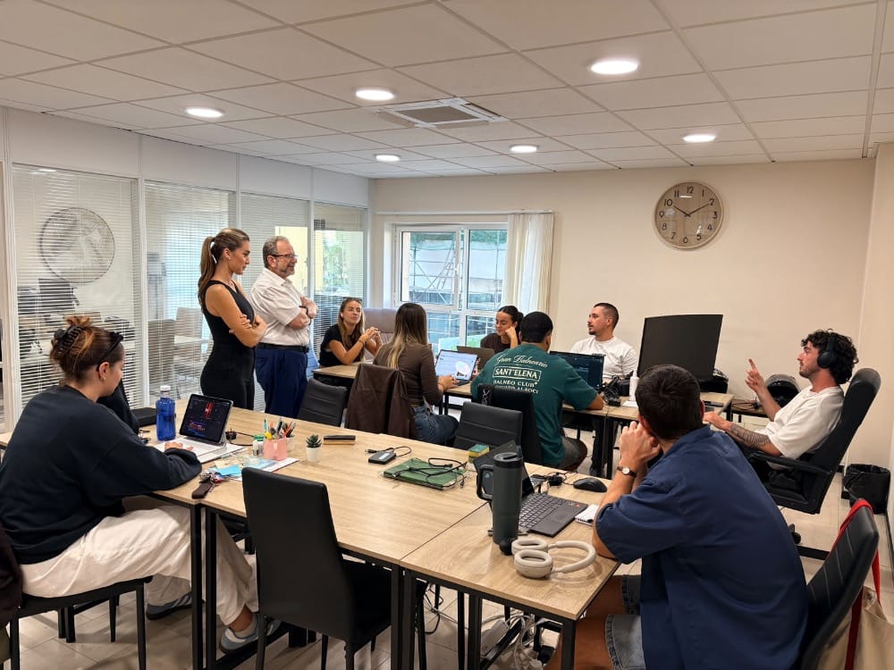 Minister Cortes visits Aura the Agency